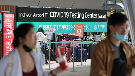 지난달 인천국제공항을 찾은 승객 수가 하루 평균 3만명을 기록하며 코로나 이전의 16%까지 회복한 것으로 나타났다. 사진은 이날 영종도 인천국제공항 제1여객터미널 해외 입국장 전용 코로나19 검사센터의 외국인들.  연합뉴스